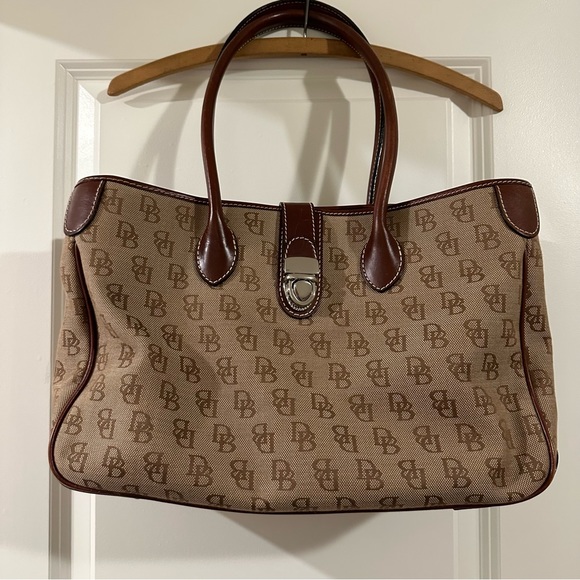 Dooney & Bourke authentic tote bag with clasp and design on outside EUC - Picture 3 of 10